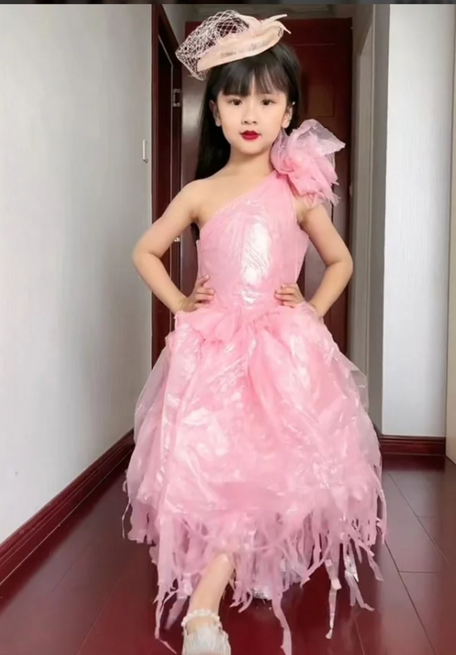 妈妈用塑料袋给女儿做礼服,上演"别样时装秀",这份用心和心灵手巧着实
