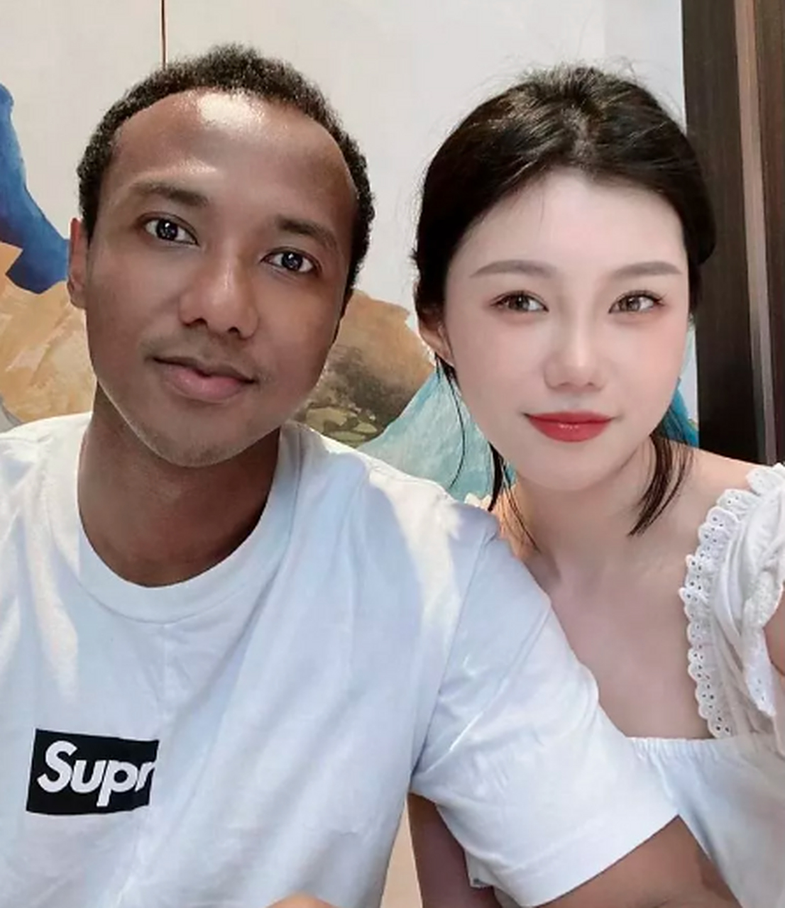 在片中这个黑人叫艾迪弗朗西斯,他是非洲人,却生长在中国,还娶了一个