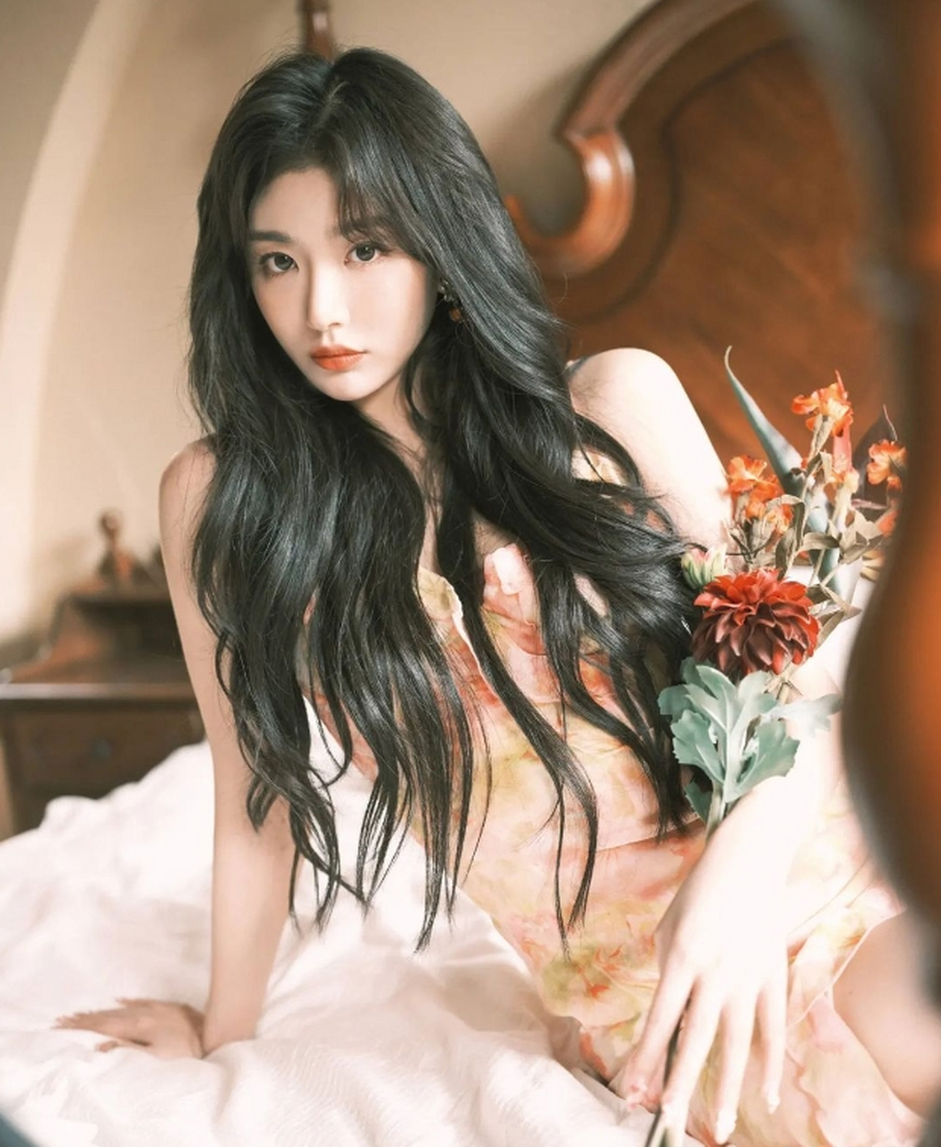 清纯甜美,性感迷人的#孔雪儿# 一袭吊带碎花裙,尽显少女气质,貌似桃花