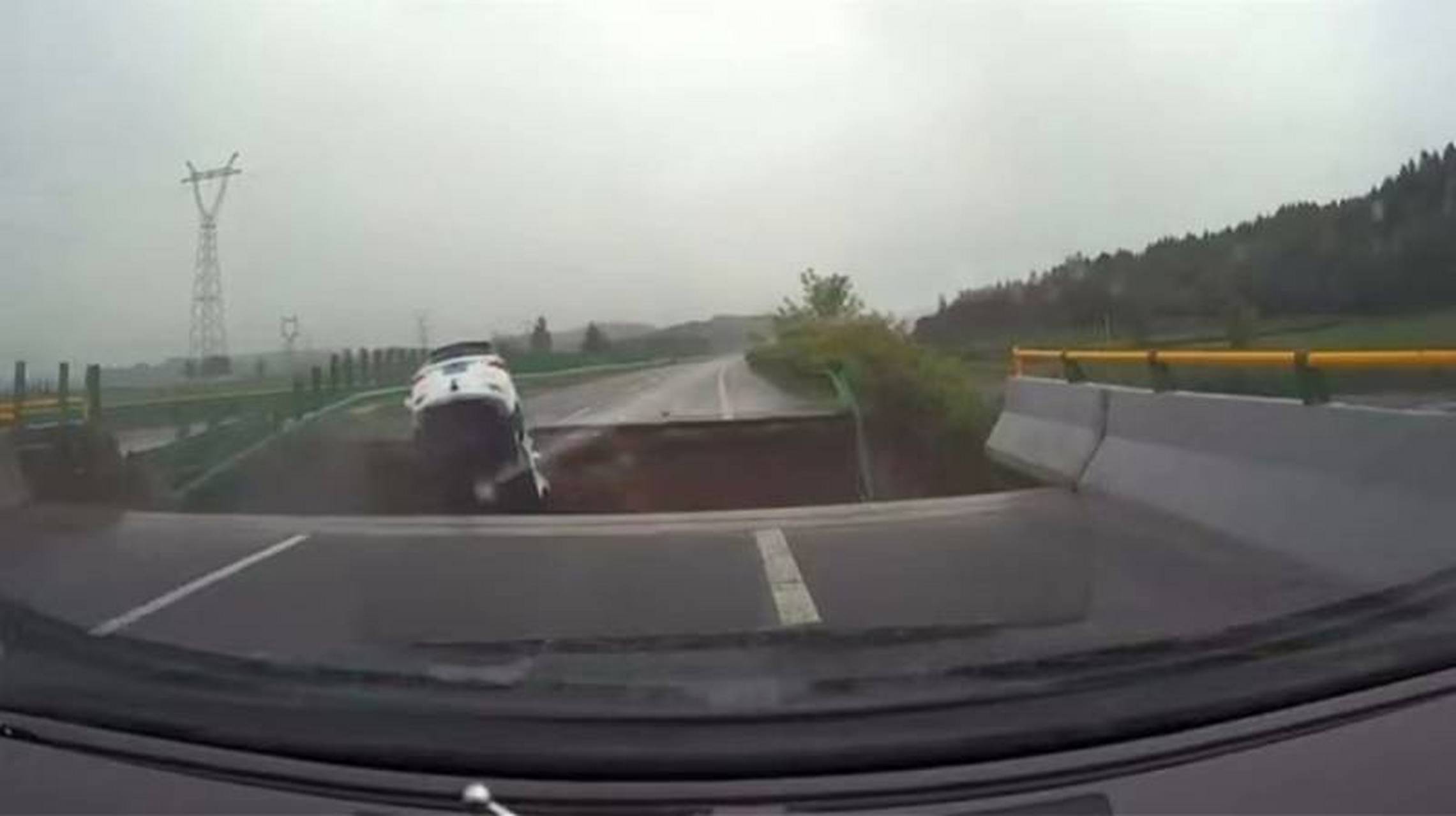 今天上午,黑龙江哈牡高速公路发#黑龙江一桥梁因降雨坍塌有车坠落# 生