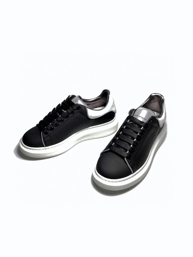 麦昆夜跑反光鞋 特点:是大而平的鞋带,两种色调的软垫鞋跟和带有(a.l.