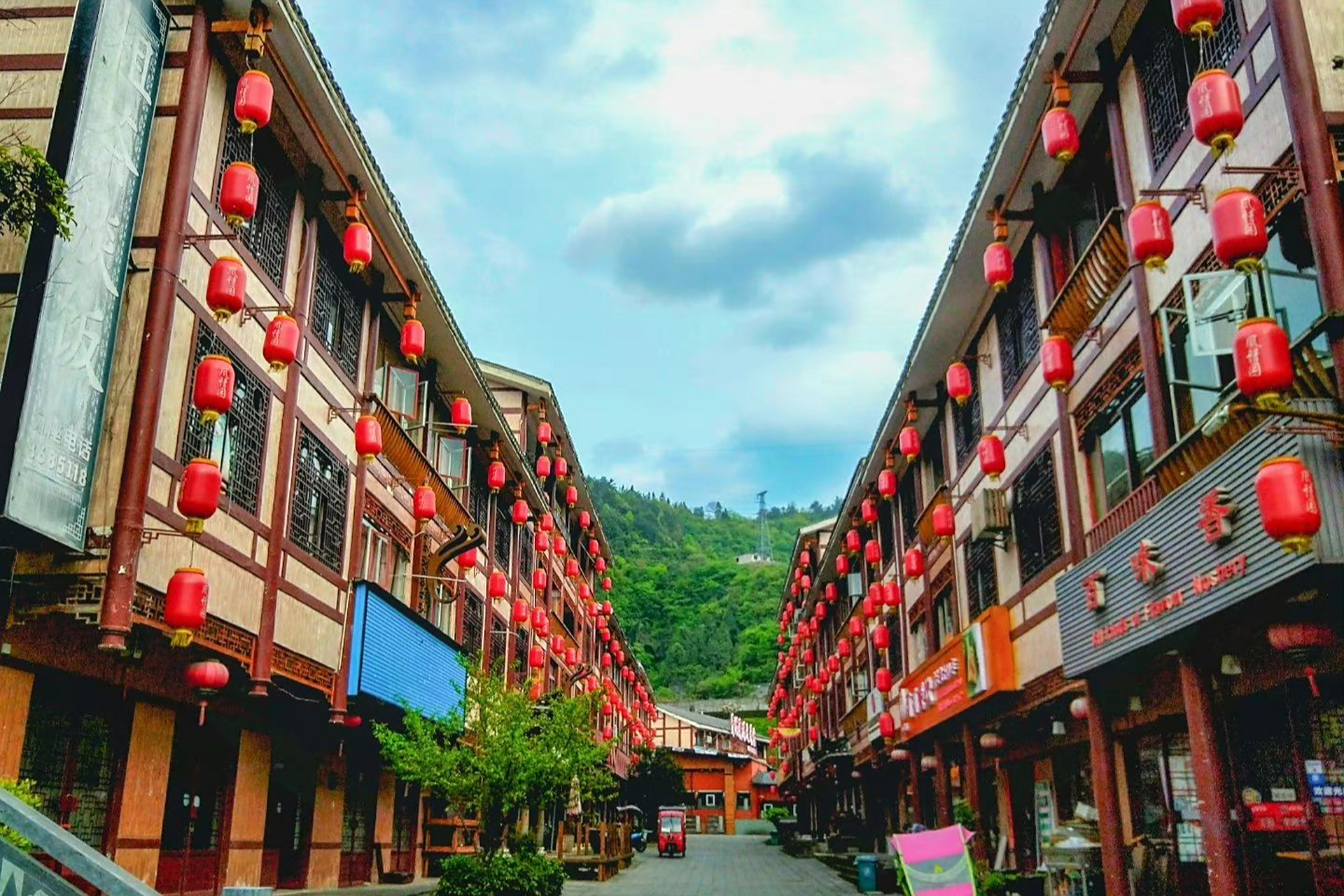 凯里苗侗风情园:这里是一个经过多年开发建设的一个富有苗侗特色建筑