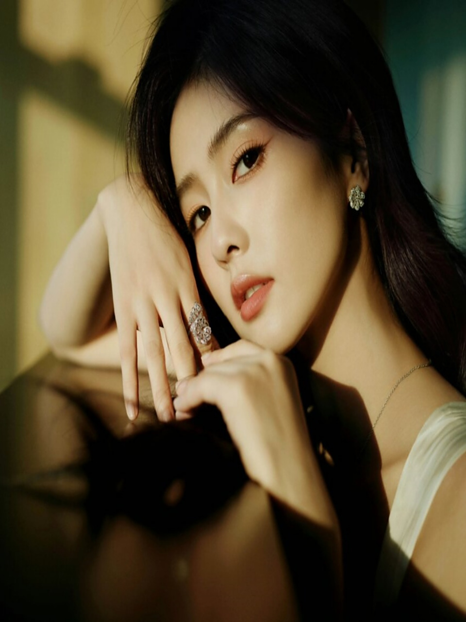 白鹿品牌直播造型  白鹿在2023年9月16日的hourglass品牌直播中展现了