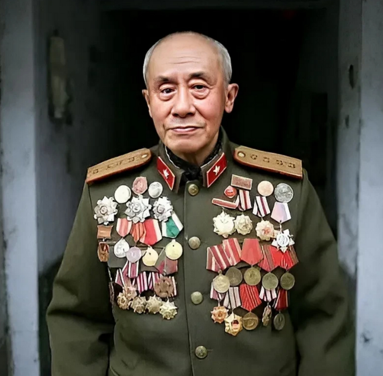 四川104岁老兵肖万世,一生经历上百次战斗,荣获56枚