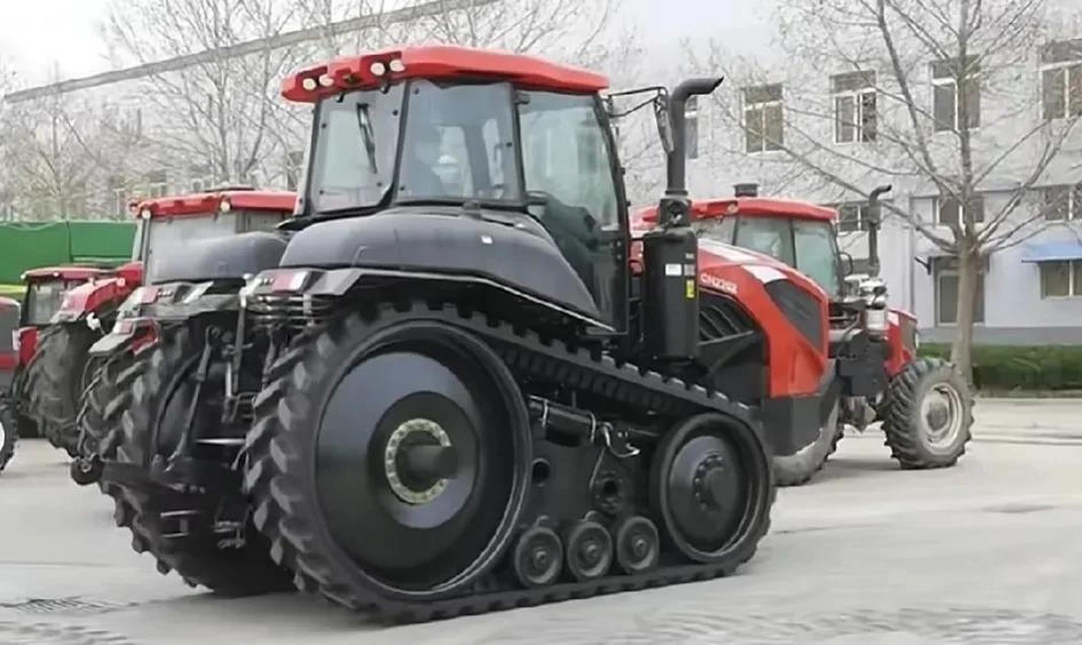 洛阳一拖做的拖拉机是越来越漂亮了,据悉洛阳一拖近日下线了一台大