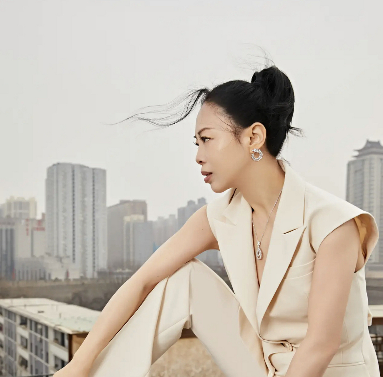 55岁也能逆生长!发型,穿搭和妆容,成就了黄绮珊的变美之路