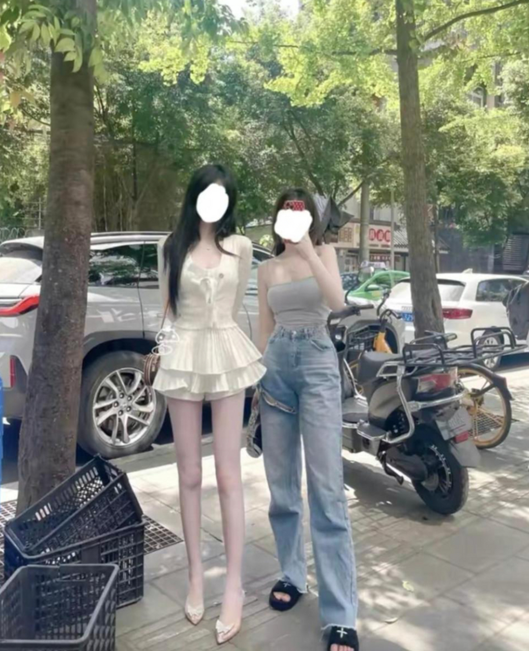 左边的是我的网恋女友,右边的是女友闺蜜,我怀疑她俩把腿p图了,但是我
