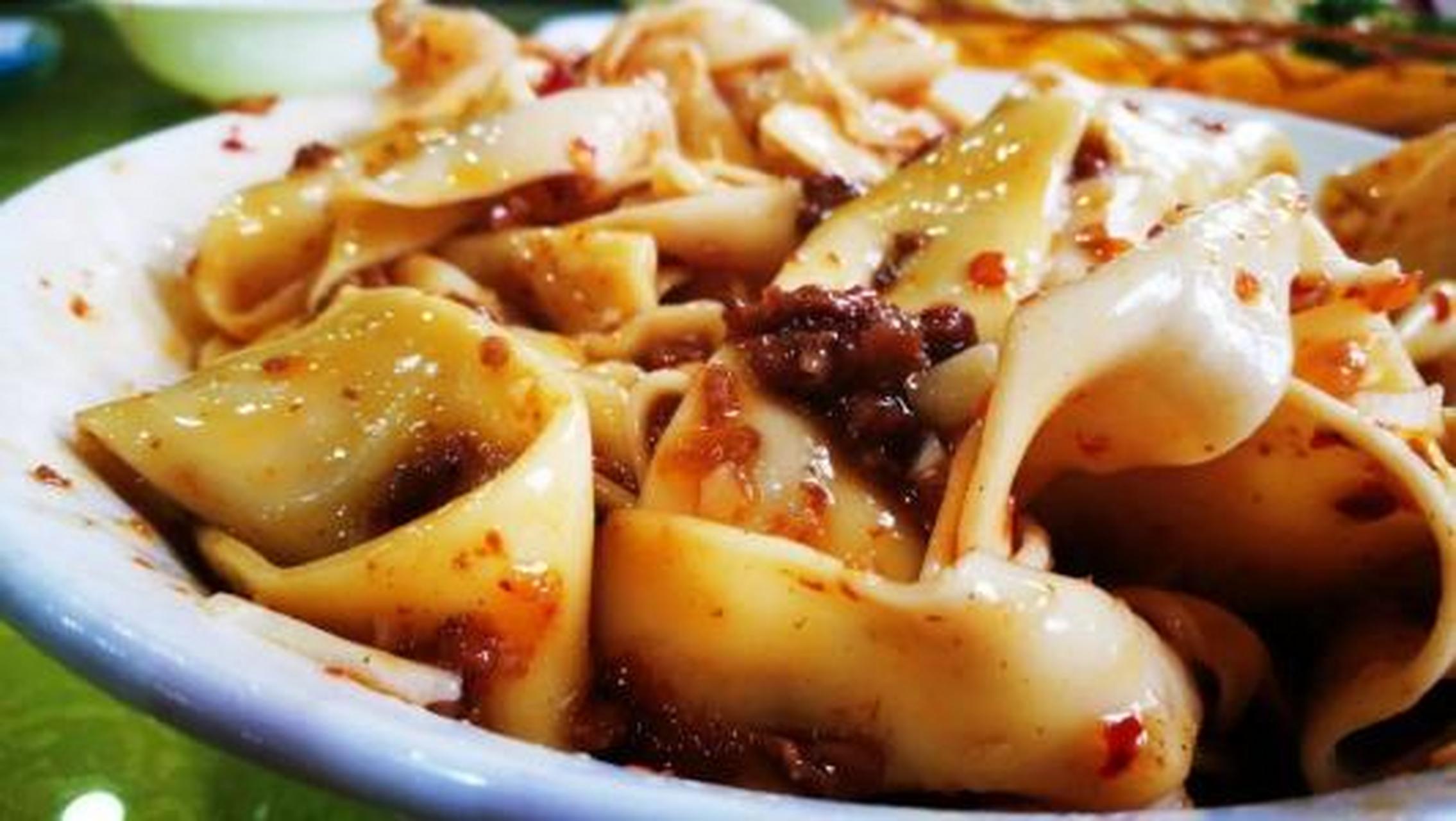 biangbiang面又名裤带面,特指关中麦子磨成的面粉