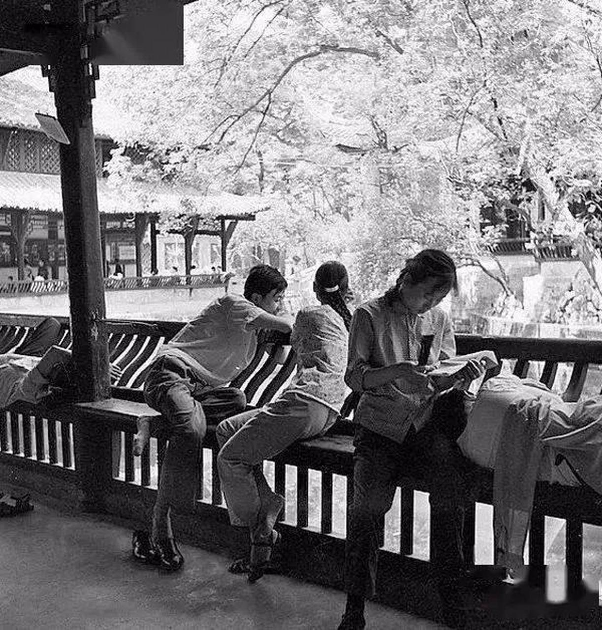 1987年的上海公园,亭子里,一对年轻的情侣静静地坐在一起,享受着春天