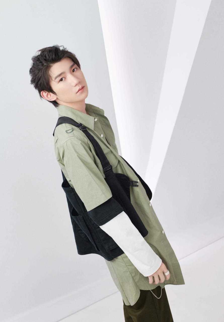 王源|五四青年晚会;背头工装,潇洒不羁,为青春放声歌唱!