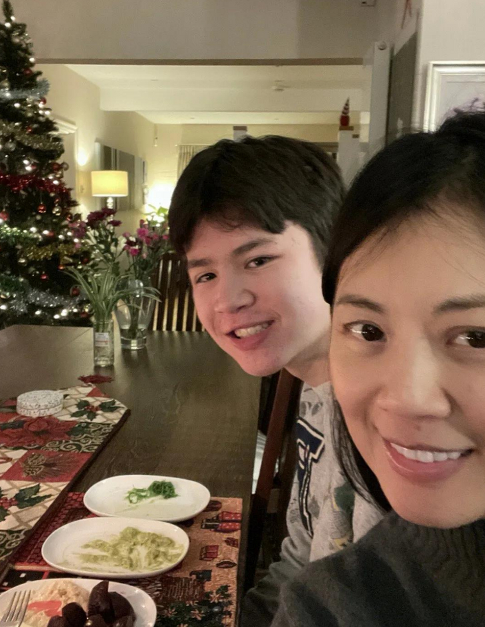 姜丰晒与老公孩子聚餐照遭嘲讽:总是那么高调,实际没人关心你 前央视