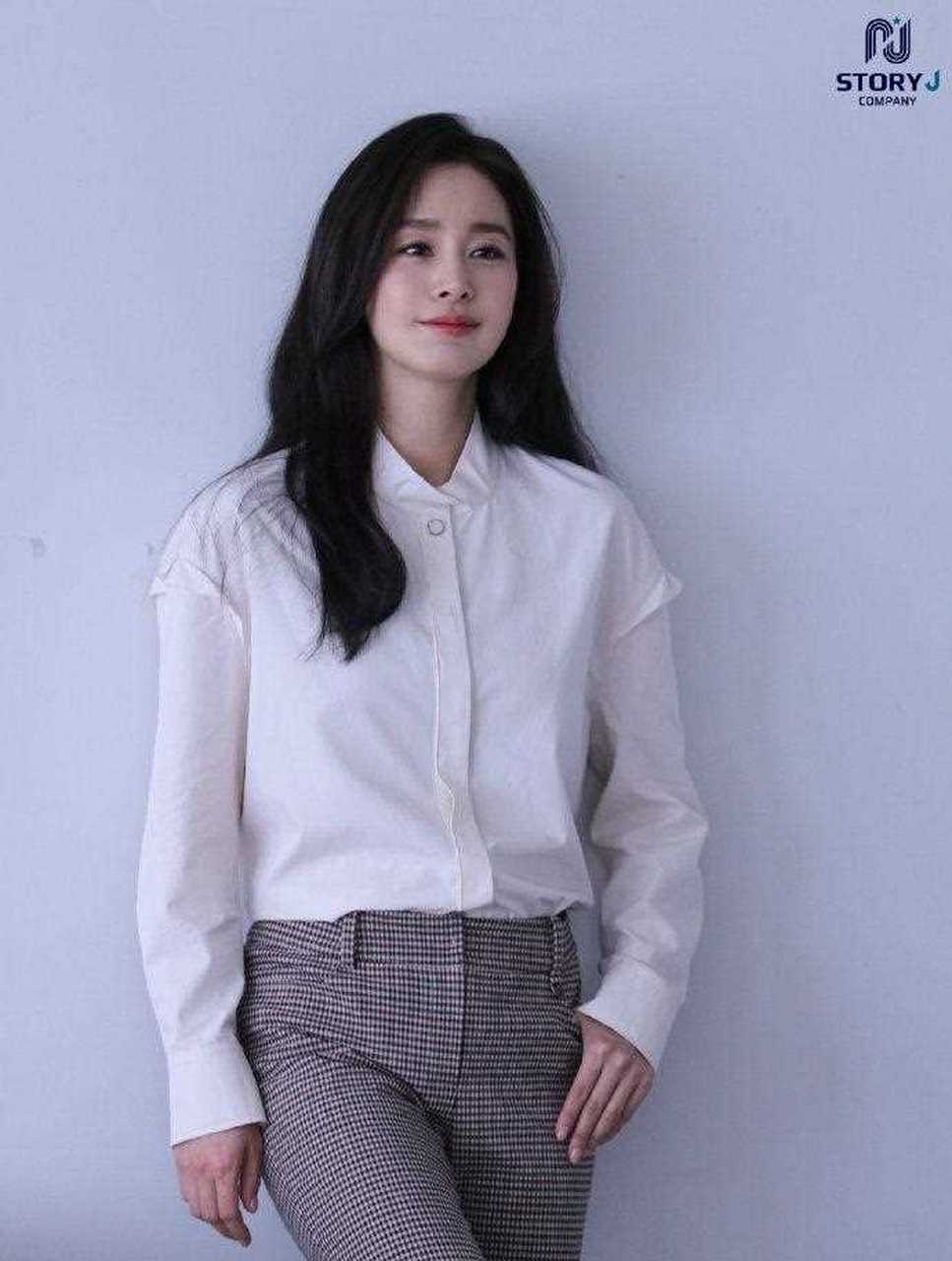 金泰熙最新写真look,简约时尚的穿搭,40岁的她,美得像25岁.