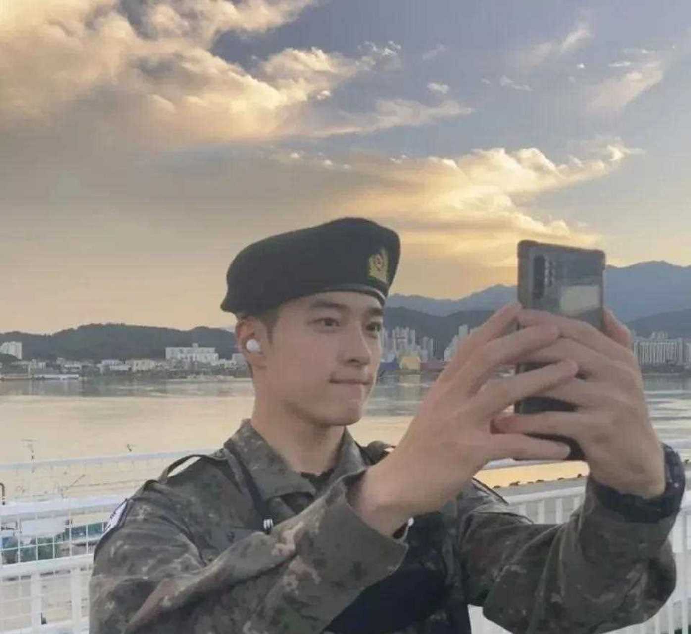 [哼] 越长越标志的童星南多凛,2002年出生,于今年2月份入伍参加服兵役