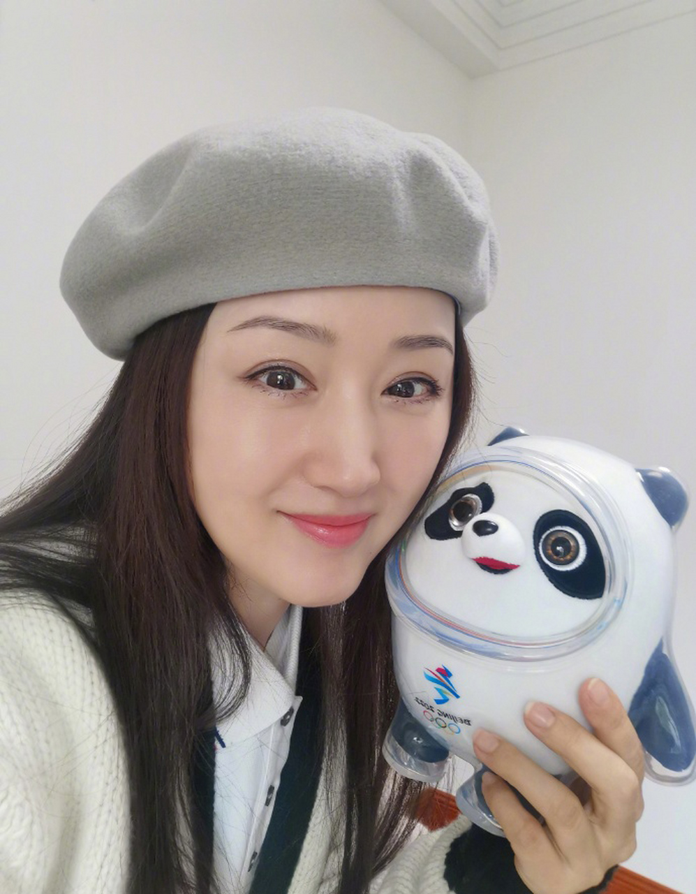 52岁杨钰莹晒出复式房子,带有一个大露台,在家养花种菜,一人一狗,日子