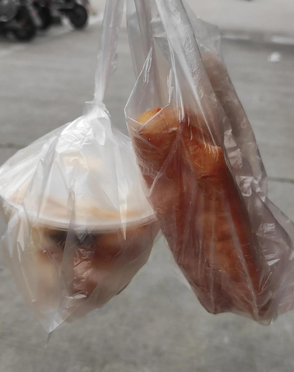 几个早餐铺都挨着,卖的东西雷同, 可能真的是因为生意竞争激烈, 老板