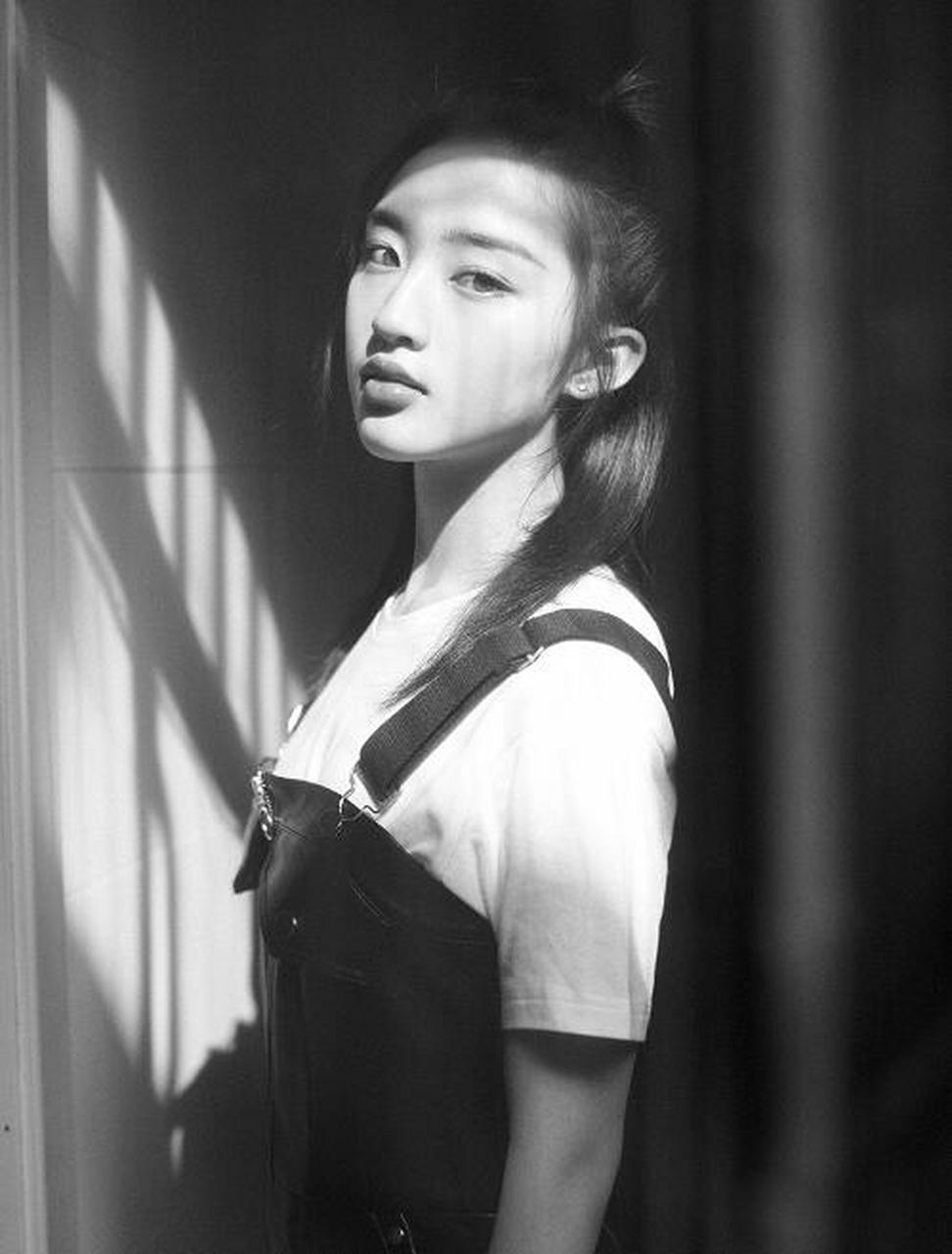 邓恩熙皮质背带裙搭配半扎马尾,黑白光影间尽显干练,俏皮表情甜度满分