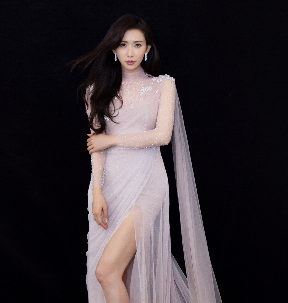 林志玲才是"成熟水蜜桃",一袭低胸裙凹凸感十足,48岁腰臀比惊人