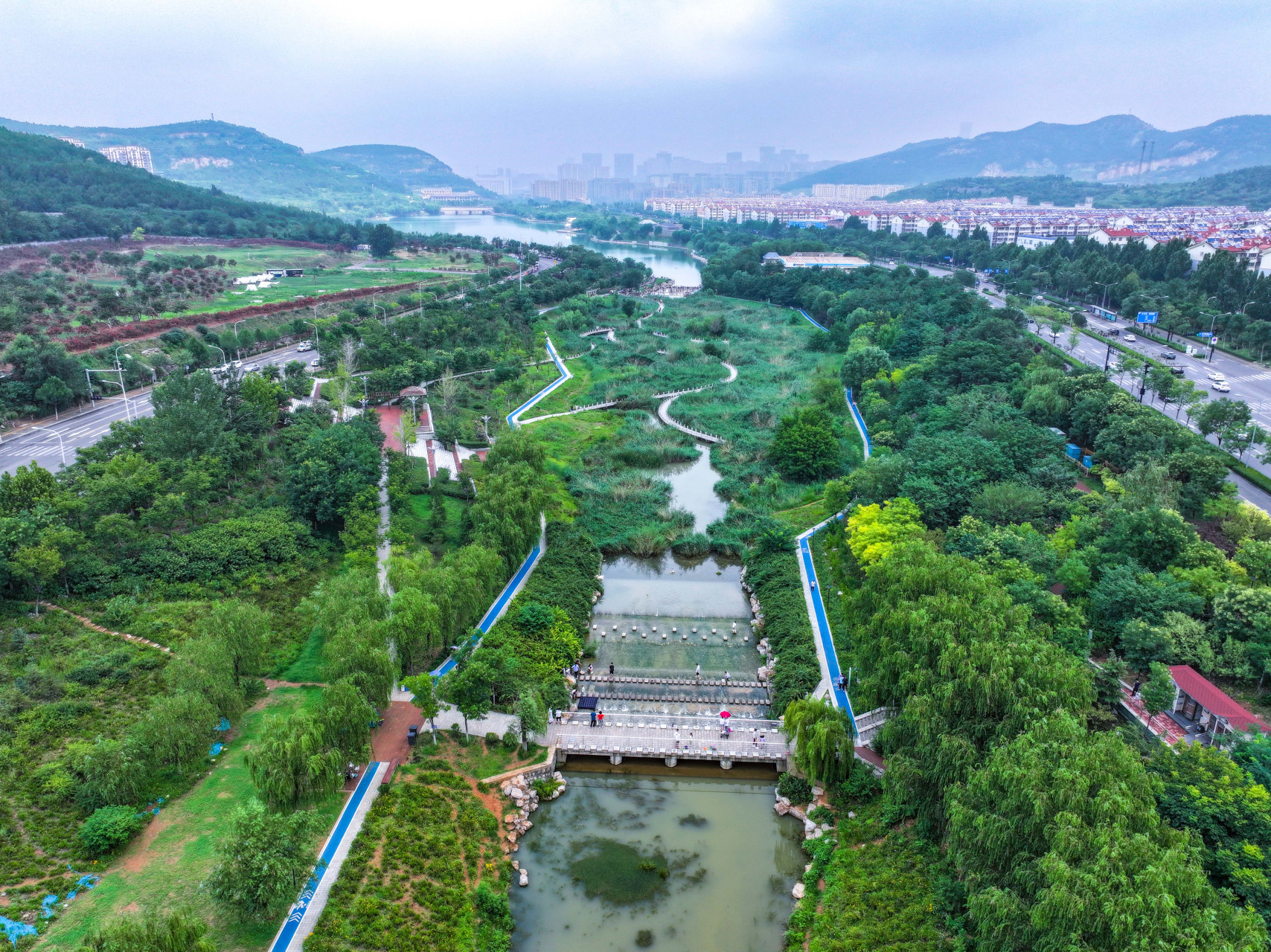 周末游玩好去处,位于济南市龙鼎大道中段西侧的凤凰湖碧水蓝天,湖水
