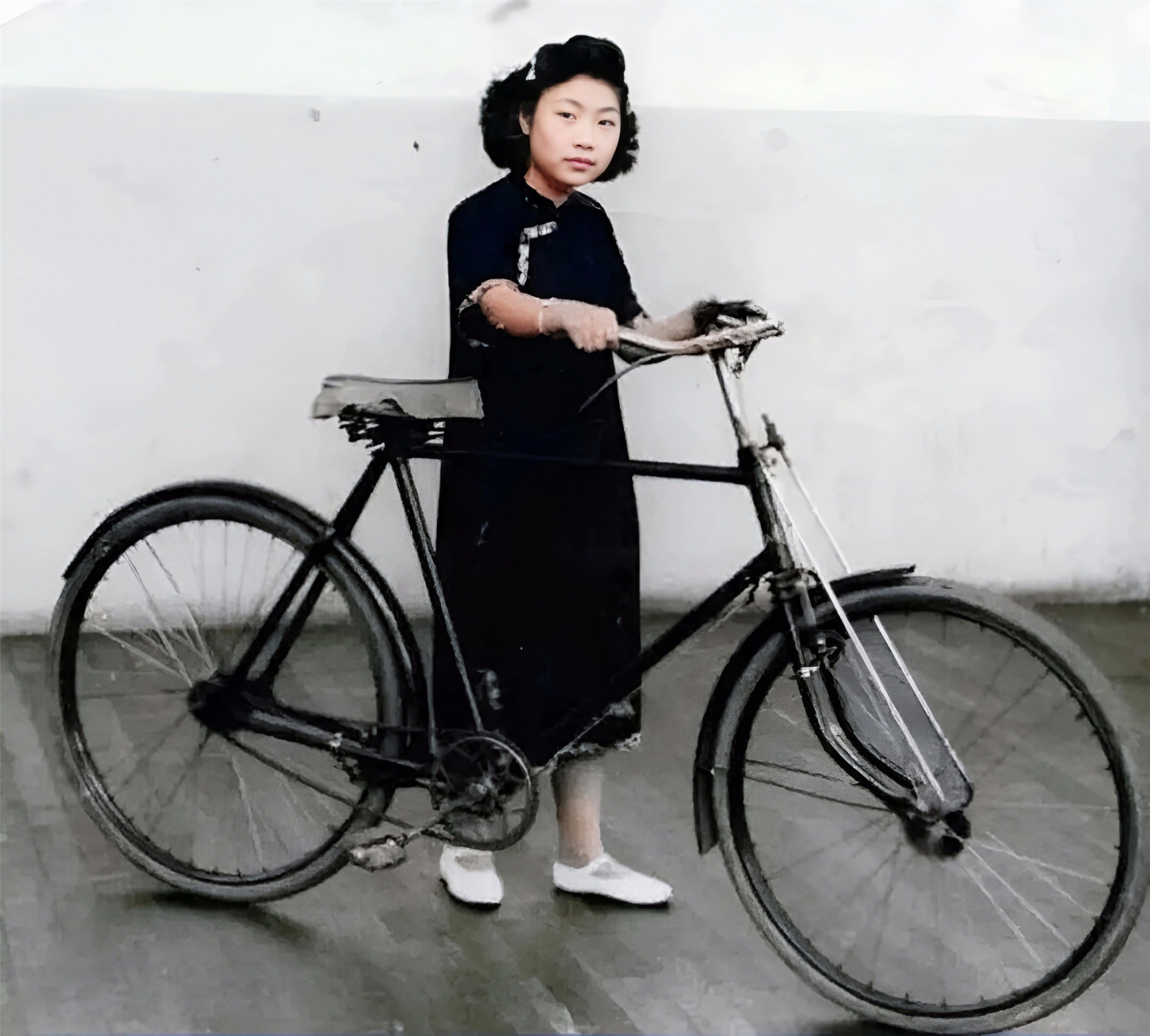 这辆自行车虽然高大,但只能承载单人,且女子骑行并不方便.