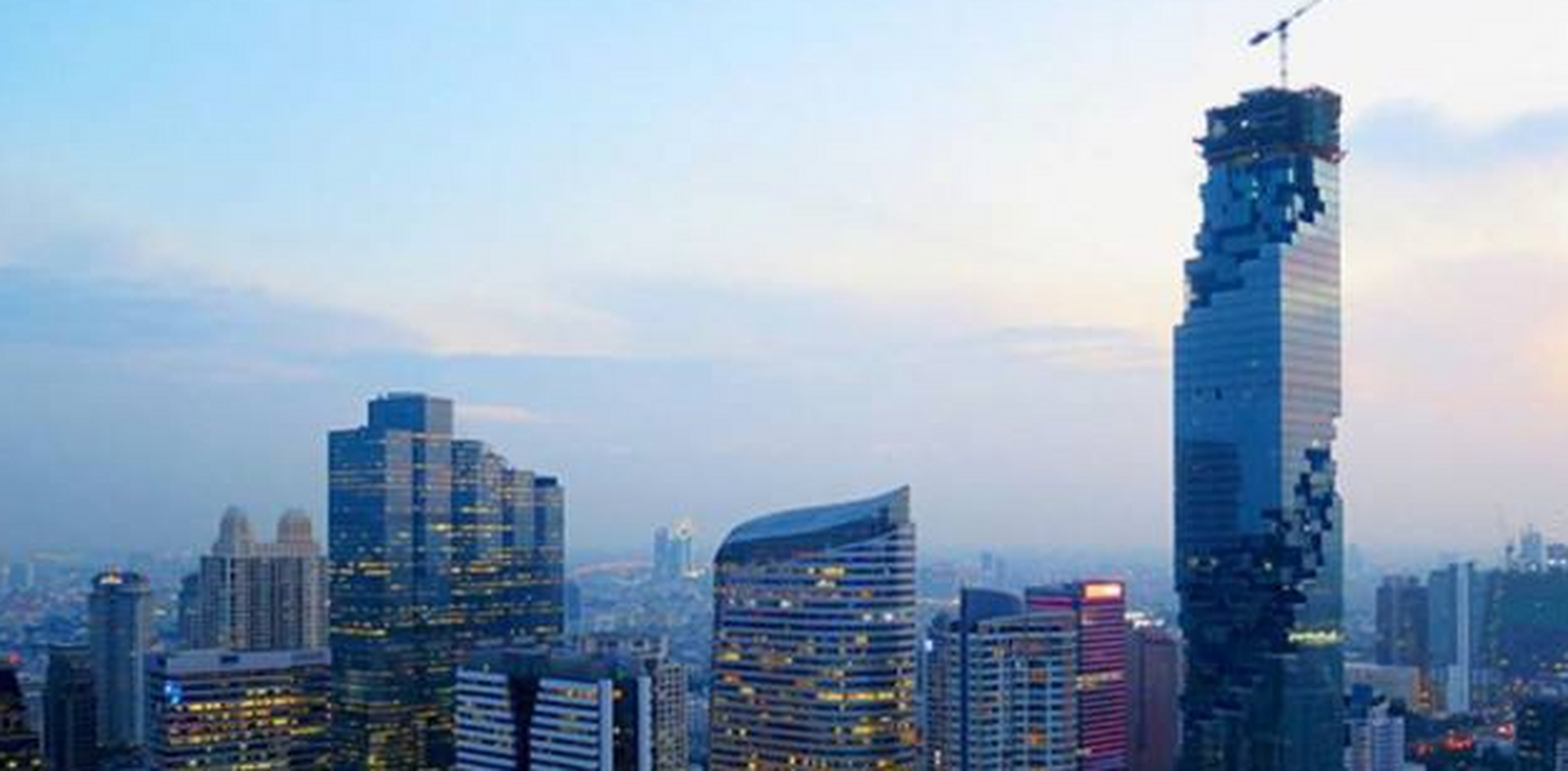 这座第一大楼名叫大京都大厦,建于曼谷的市中心地区.