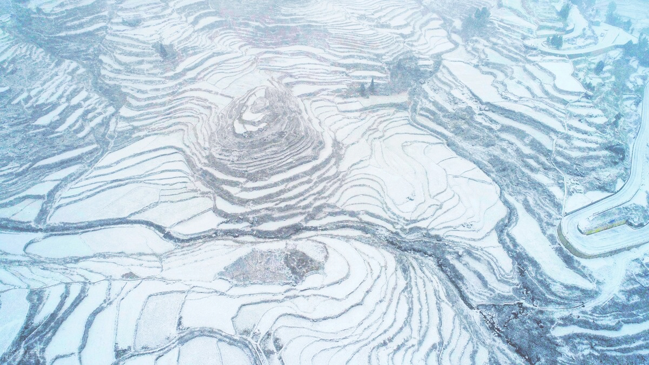 重庆酉阳土家族苗族自治县花田乡何家岩村,冬季到来,万亩梯田被白雪