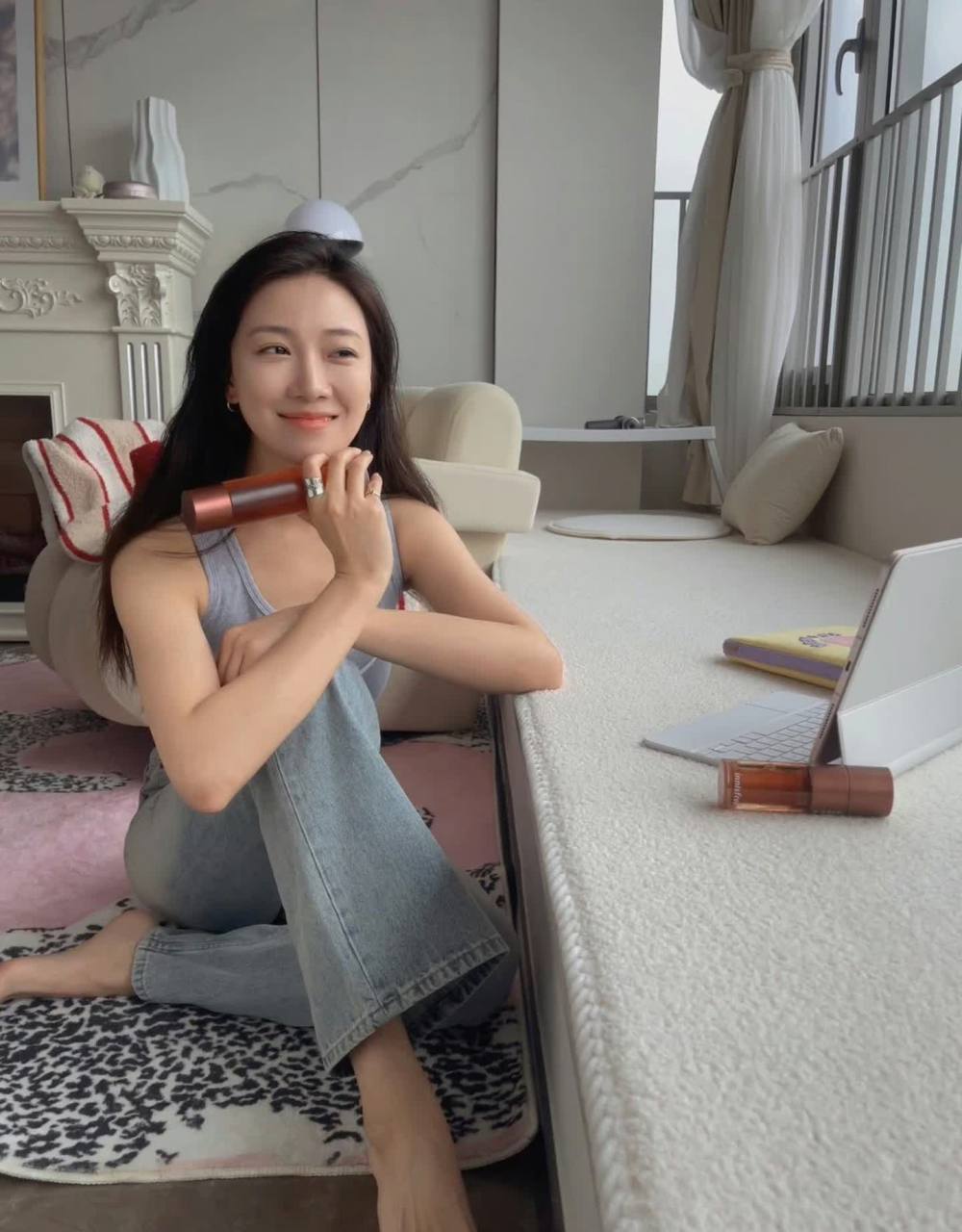 简人子的皮肤真的很好,就连她的美脚也是那么的白嫩光滑.