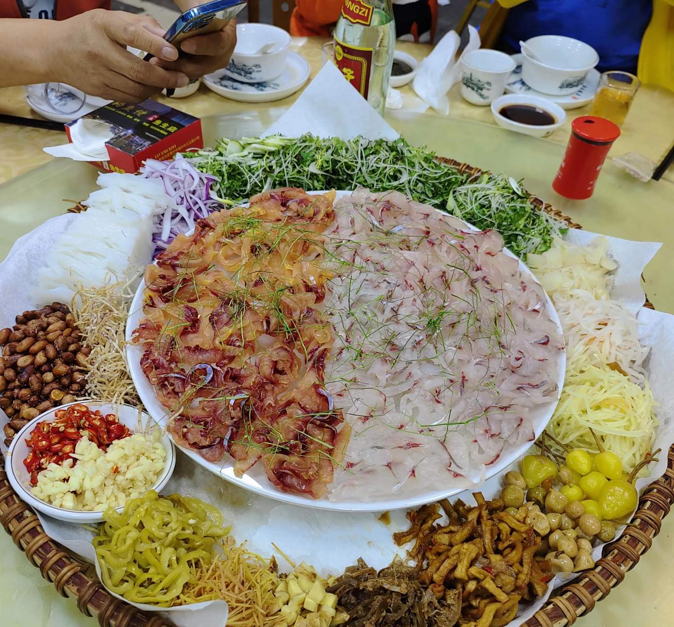 特意跑去广西横县体验一下鱼生是什么味道,点了赤眼鱼和红肉鲤 ,还