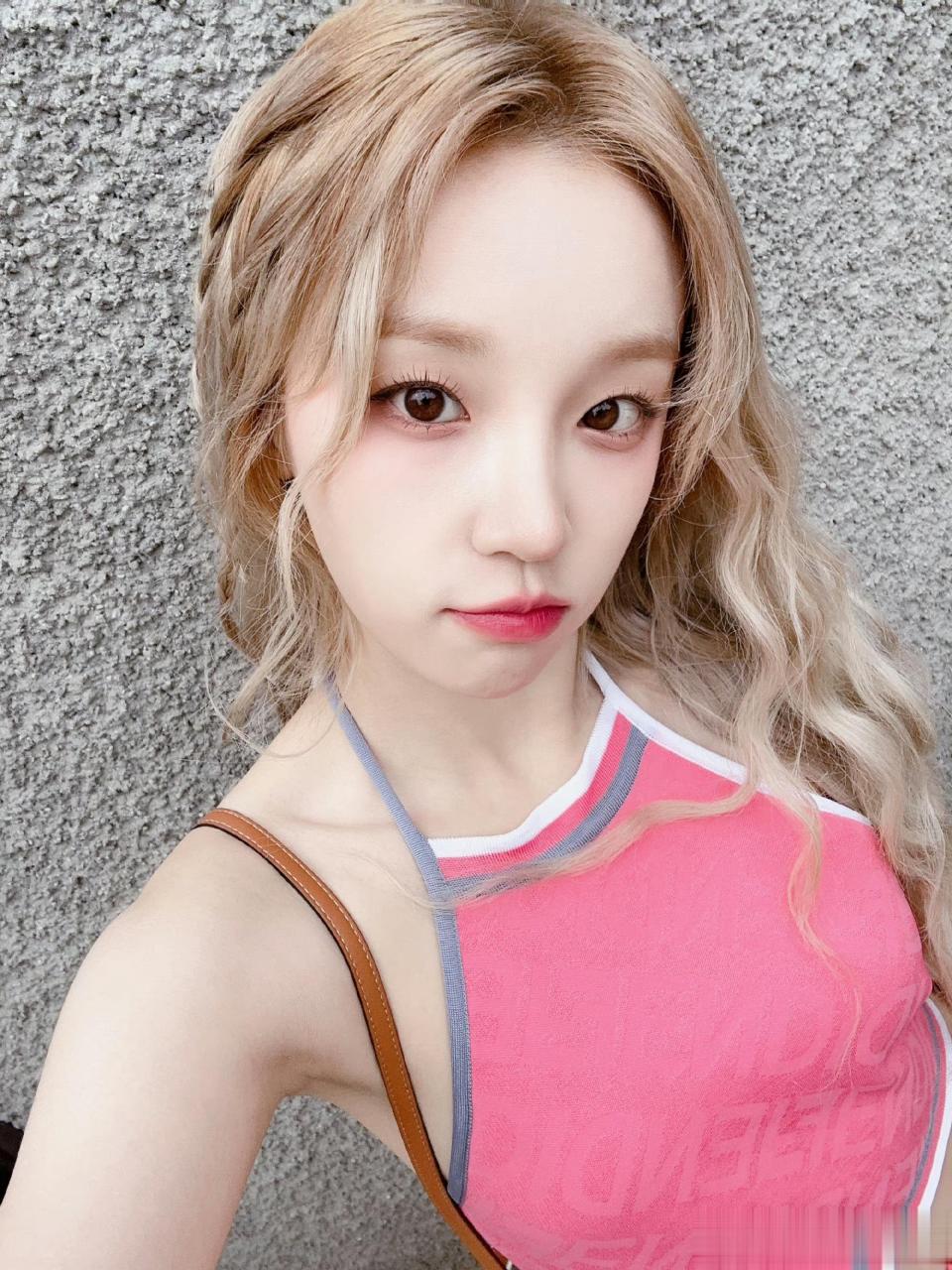 宋雨琦端午节营业照  宋雨琦端午节营业照,粉色挂脖吊带 长卷发造型