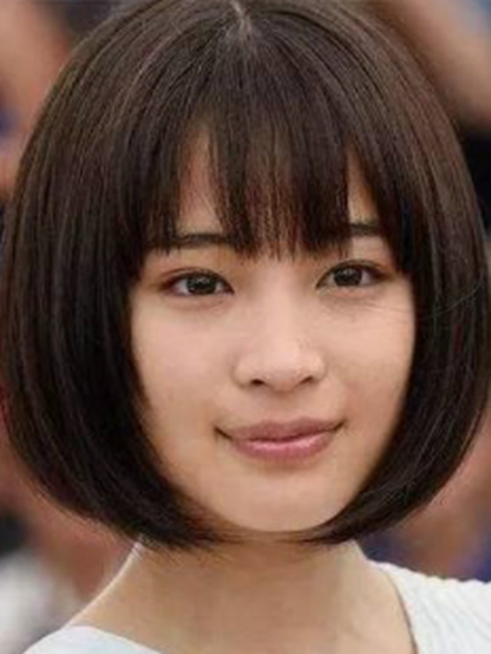 面部轮廓较圆润,最好搭配精致的小翘鼻.