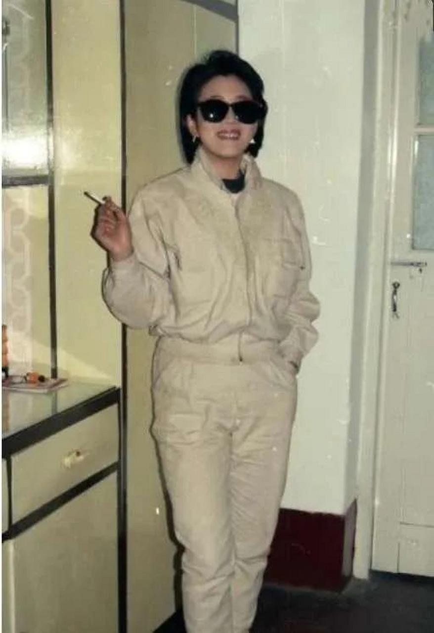 在80年代,有一个年轻女子,她穿着打扮很时髦,手里夹着一根烟.在那个时