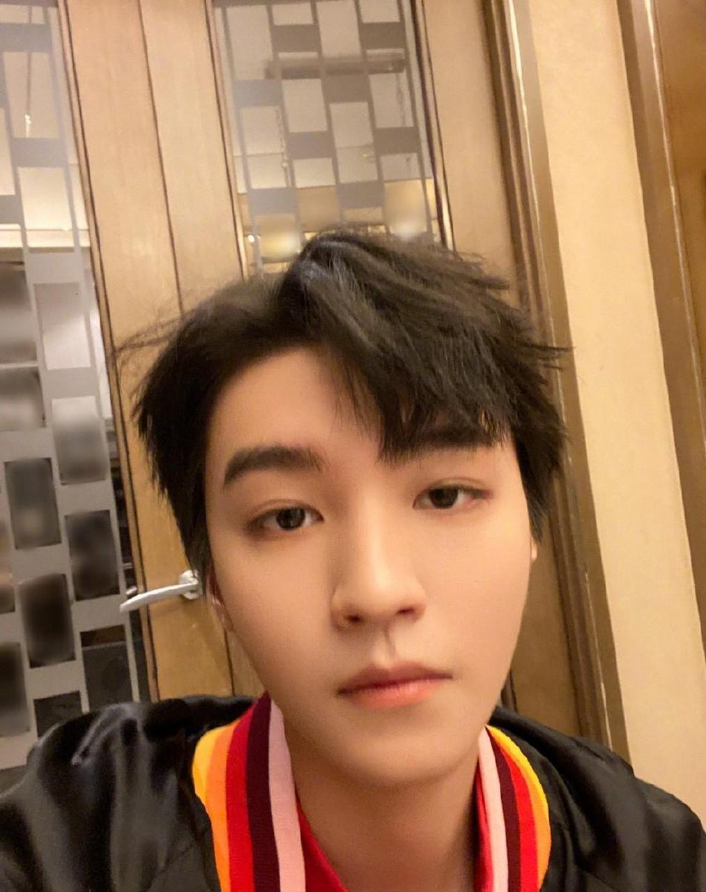 王俊凯微博营业晒自拍照 米色毛衣顺毛造型清爽帅气