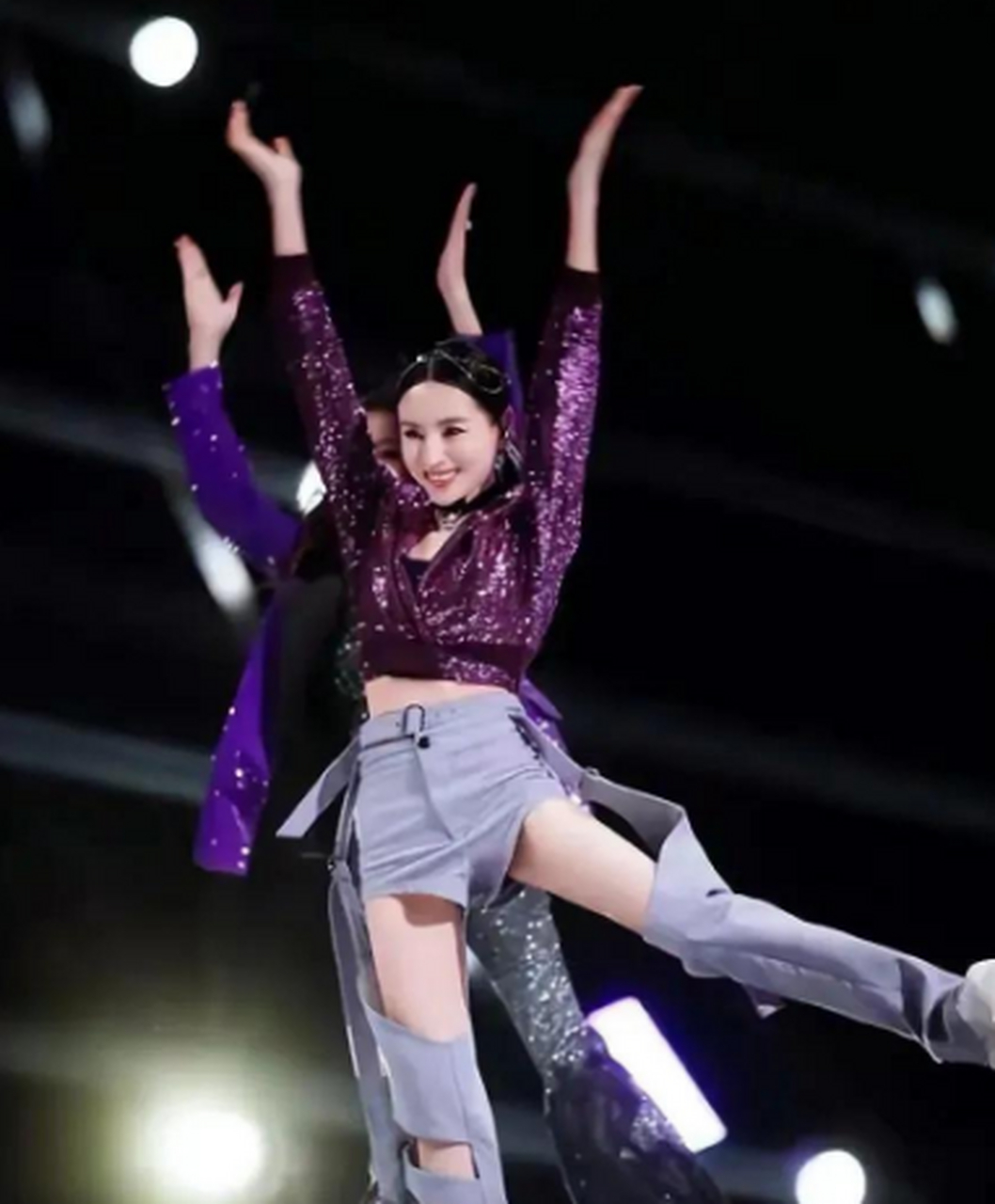 网友:董洁放弃清纯形象形象,身穿前卫服饰大跳热舞