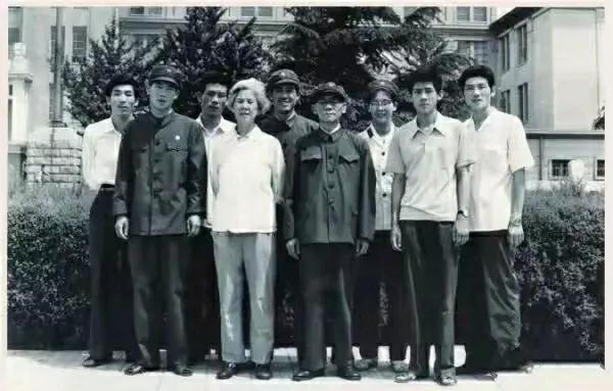 领动计划# 这是1990年,开国少将黎光和家人在南京拍的照片.