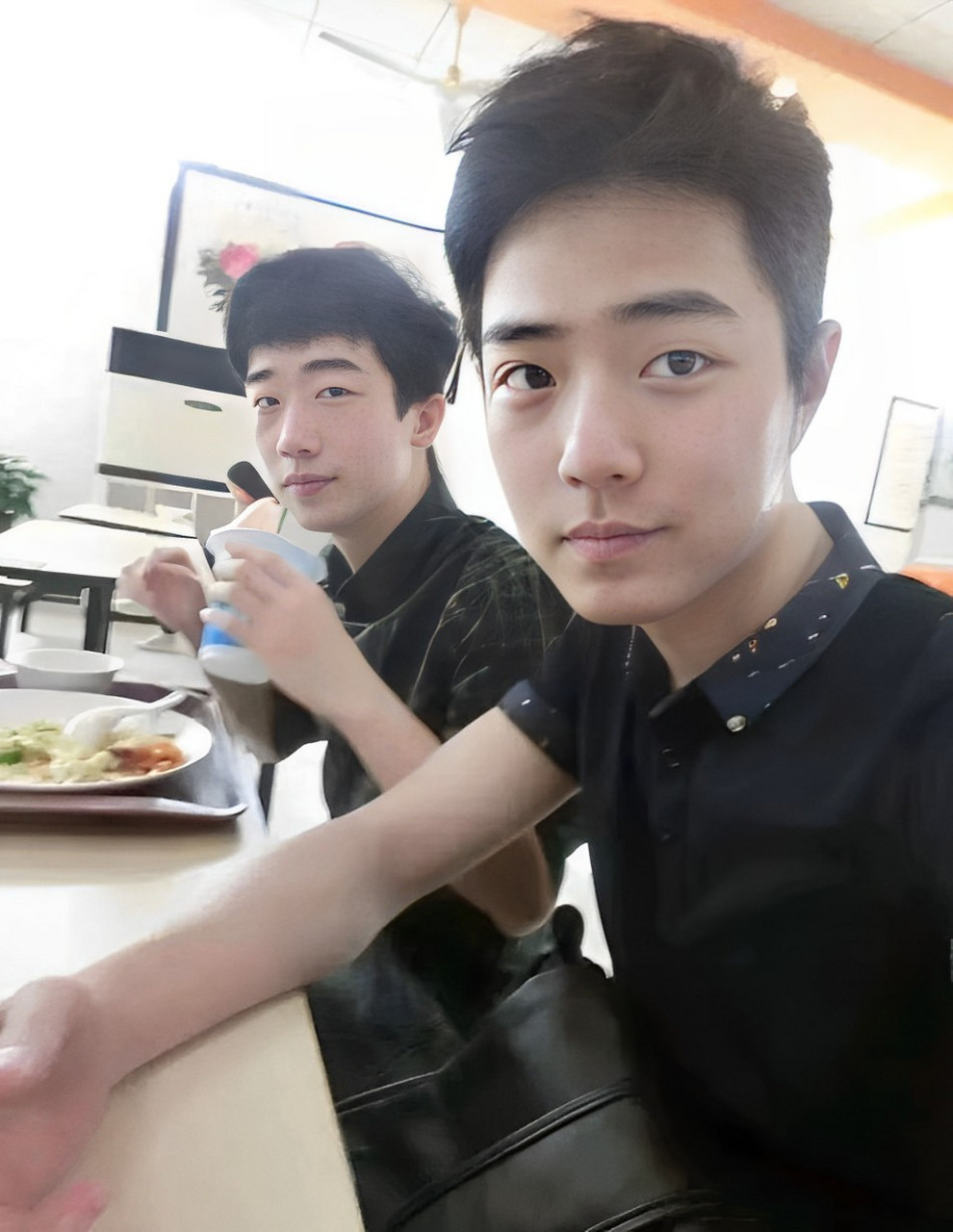 素食主义的肖战,婴儿肥的脸和肉鼻子,乍一看不像明星!