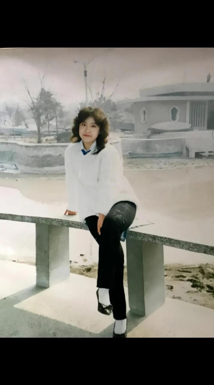 80年代,北京大兴黄村公园,一个时髦靓丽的姑娘的留影.