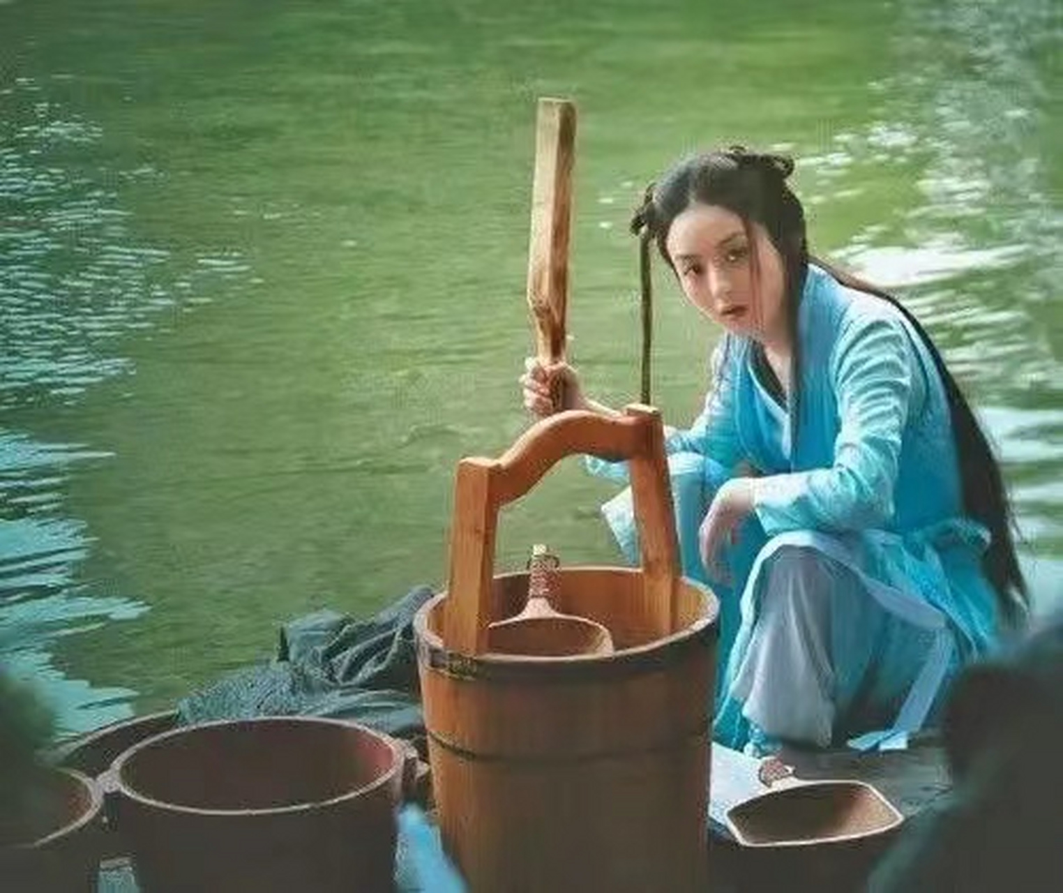 古时,有个年轻的女子在河边洗衣服,回家后肚子竟自个儿大起来,很快生