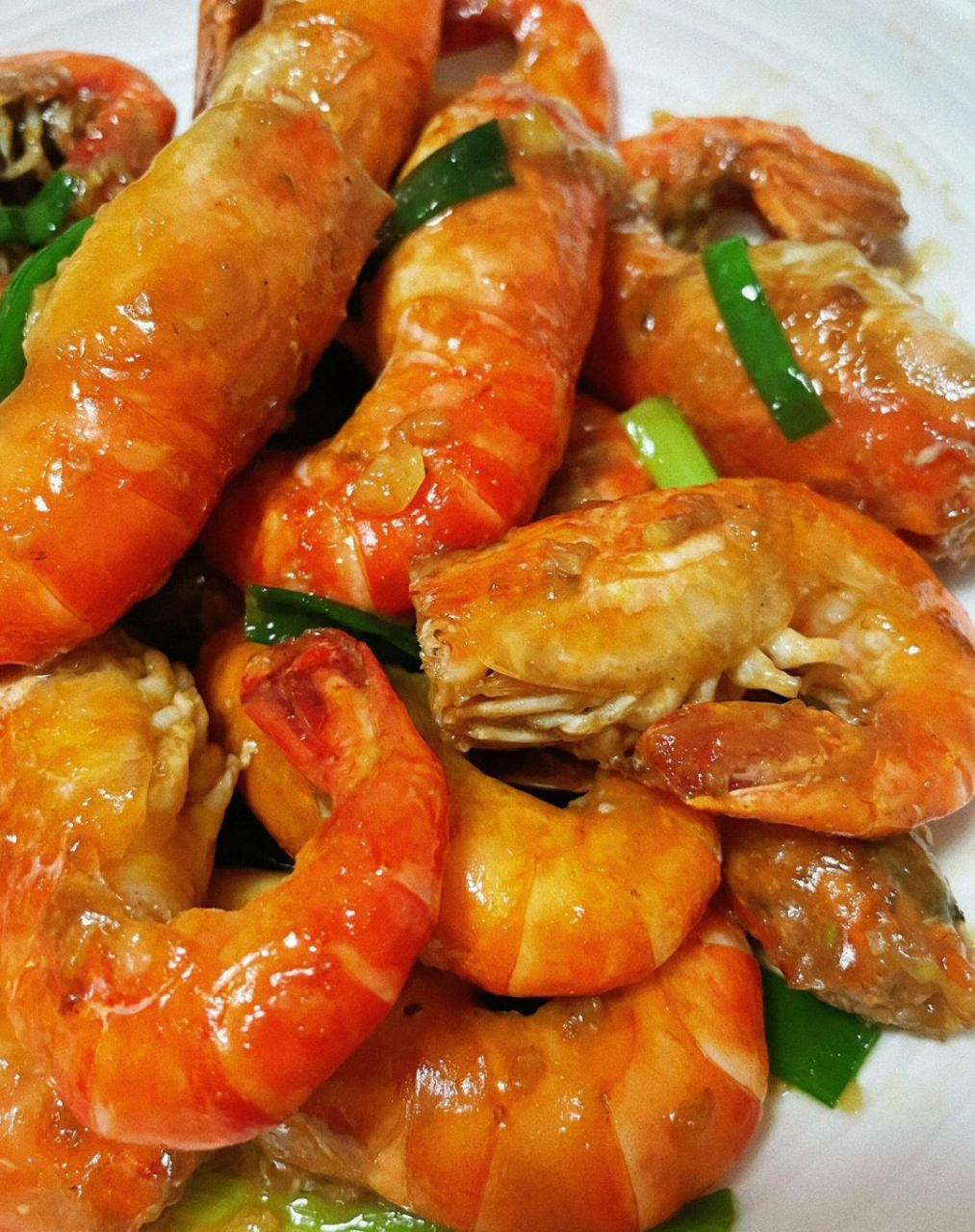 芥末罗氏虾,好吃到停不下来 食材:罗氏虾,芥末,蒜末,葱段.