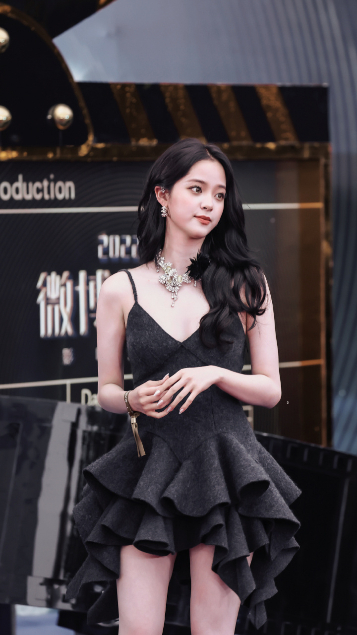 欧阳娜娜黑色吊带礼服还挺显身材