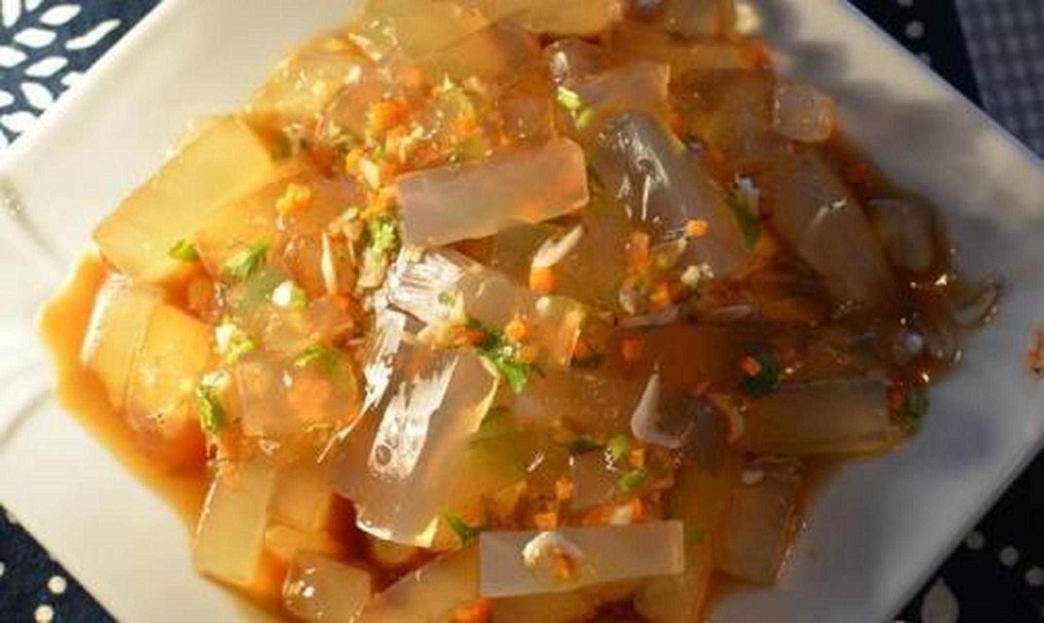 海凉粉是大连的特产小吃之一,用生长在海底的牛毛菜熬制之后做成凉粉