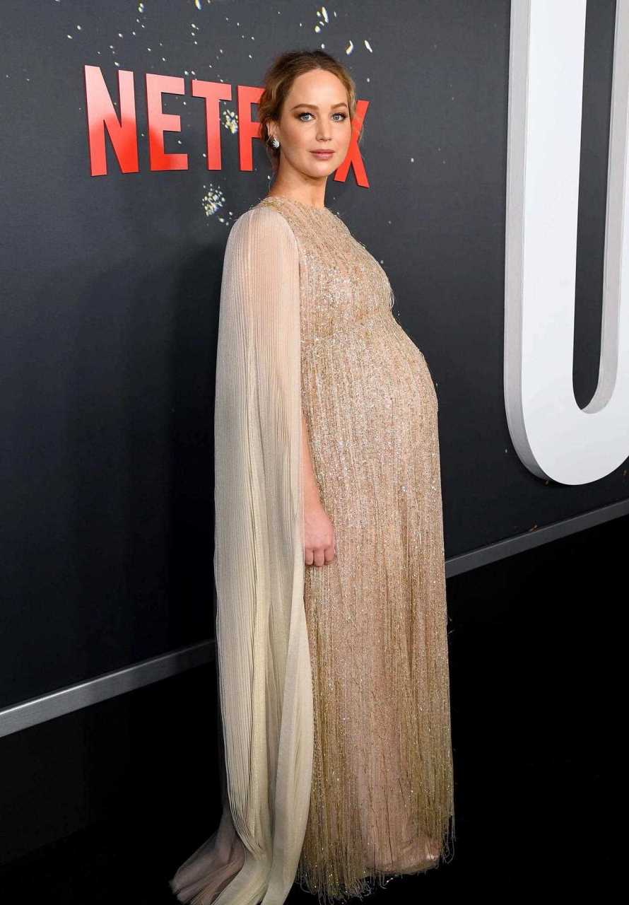 怀孕的詹妮弗·劳伦斯 (jennifer lawrence) 身着耀眼的迪奥 (dior)