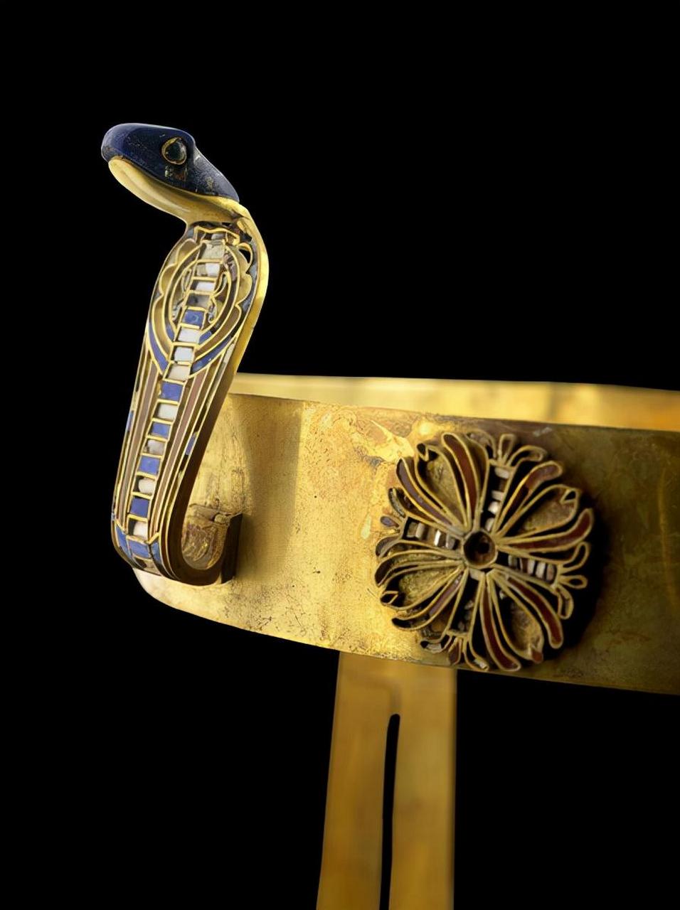 图为4000年前埃及公主sithathoriunet的王冠,它是由黄金,青金石和红