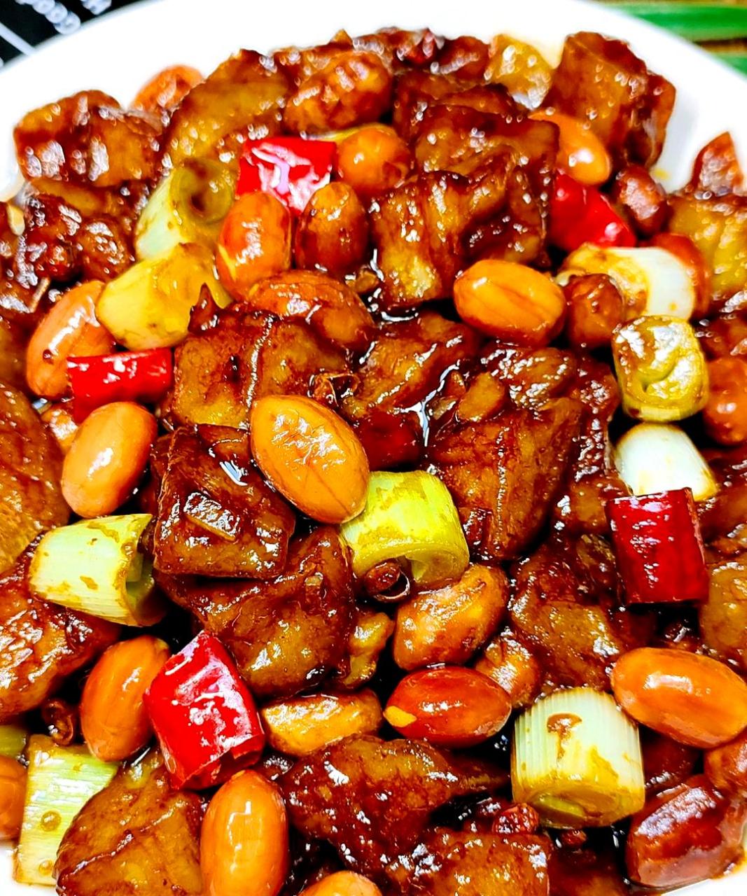 这道宫保茄丁真的太好吃了,茄子沾满了美味的酱汁,再加上香脆的花生米