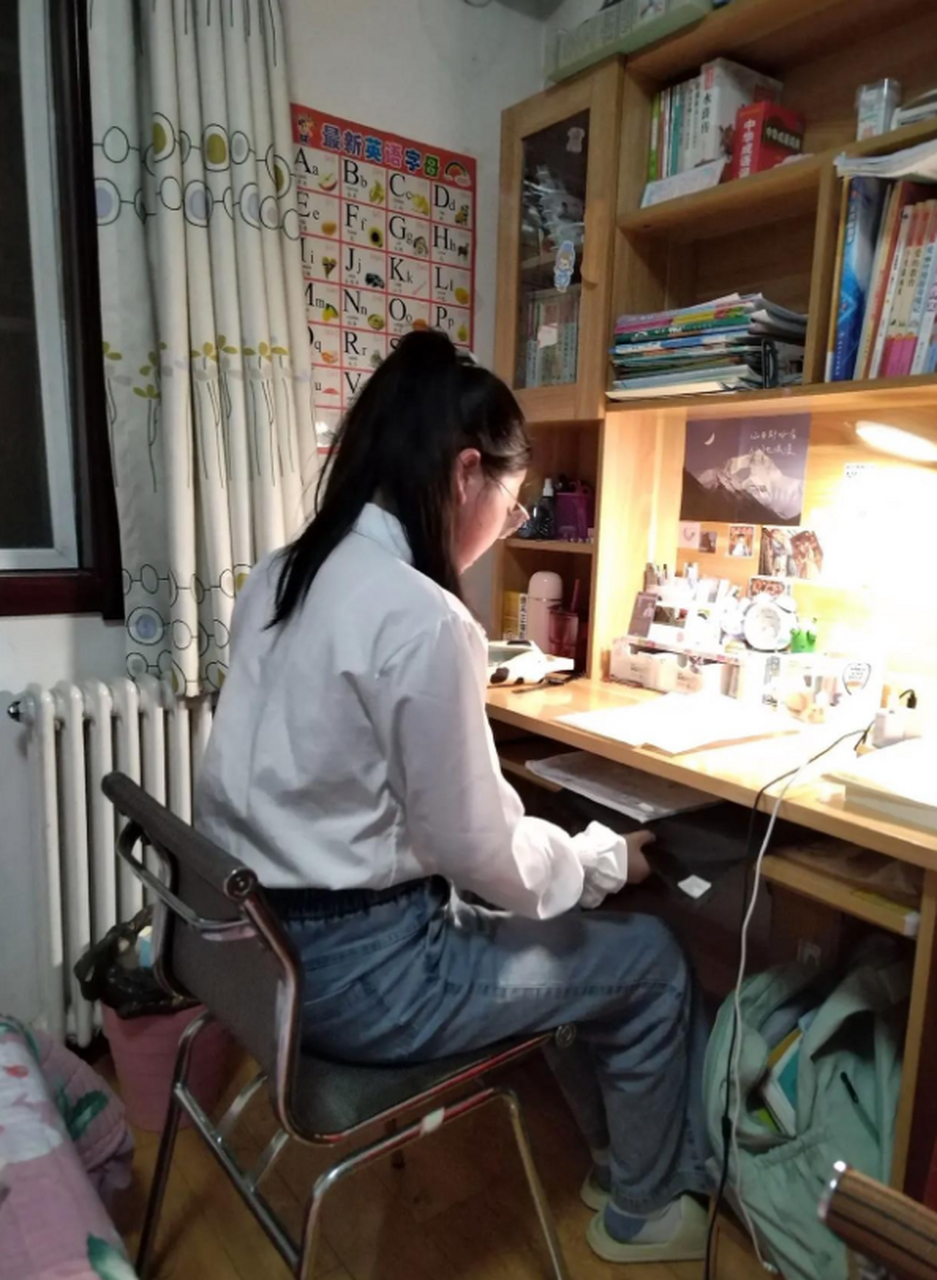这是我家大闺女,今年12岁上六年级,身高165cm,可这背影怎么让我有种21
