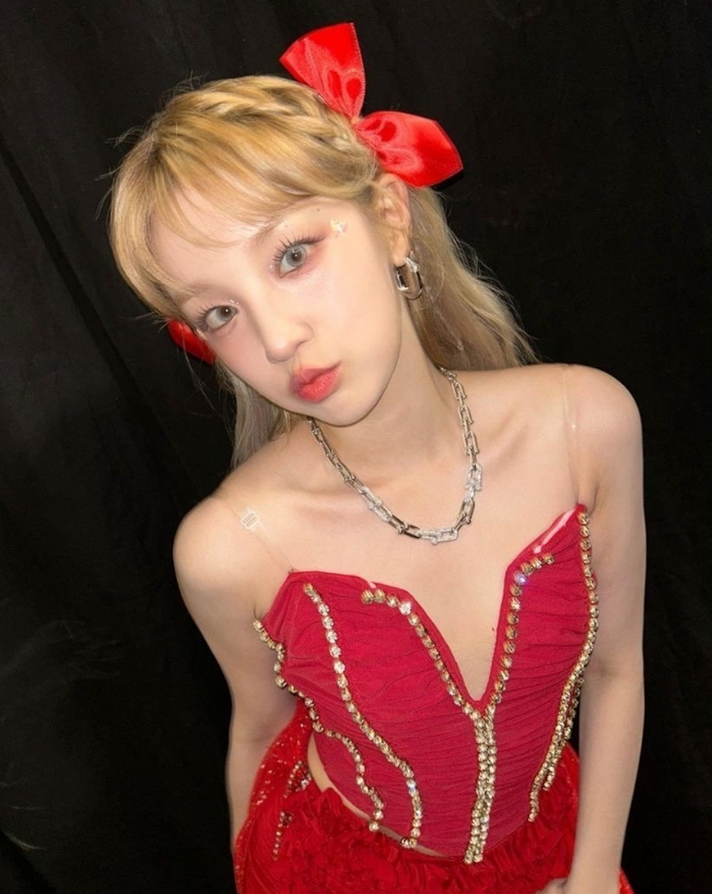 娇羞可爱,甜美迷人的#宋雨绮# 麻花辫配红裙,香肌玉肤,身姿窈窕,楚楚