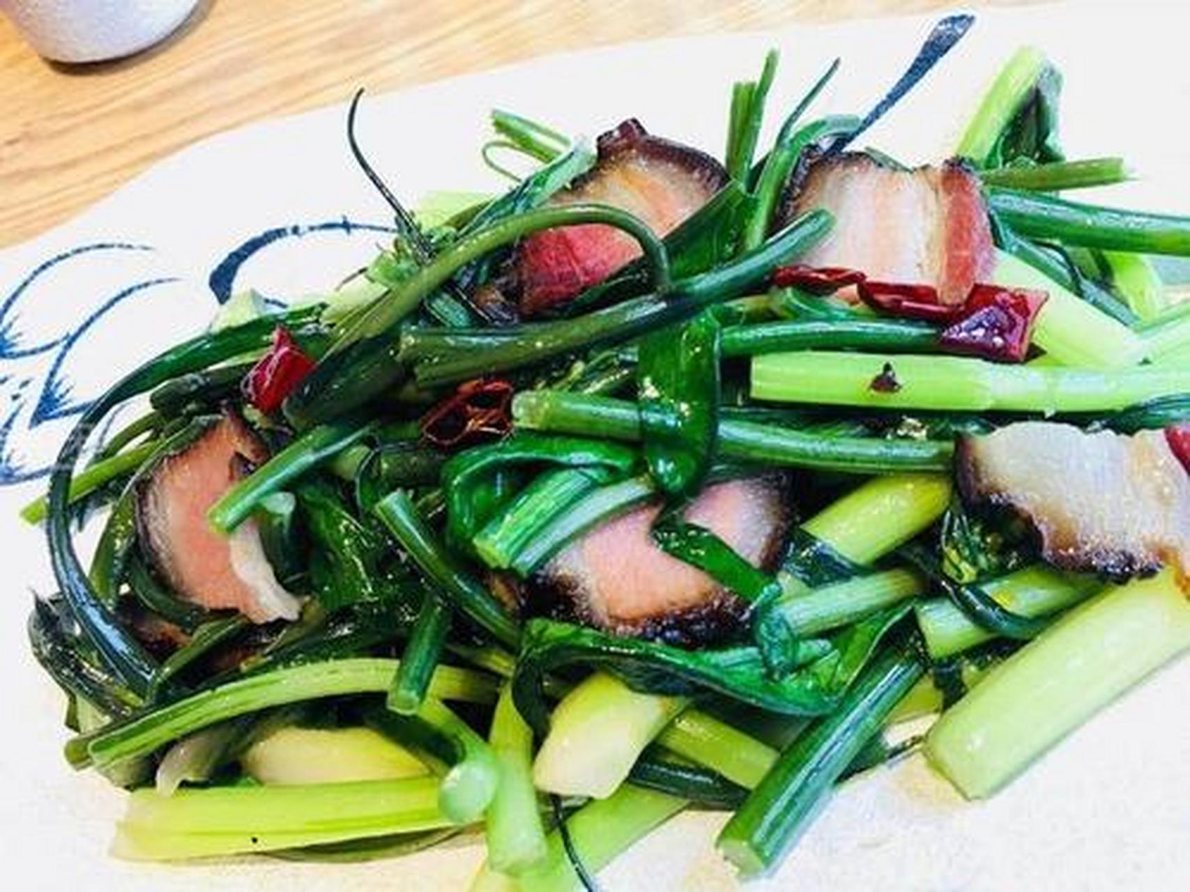 腊肉炒菜苔,这是一道湖北特有的家常菜,洪山菜苔搭配咸香的腊肉,简单
