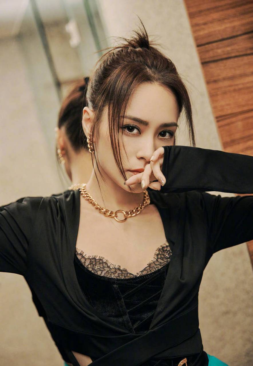 近日,钟欣潼(阿娇)在社交平台上分享美照,她身穿蕾丝抹胸上衣秀窈窕