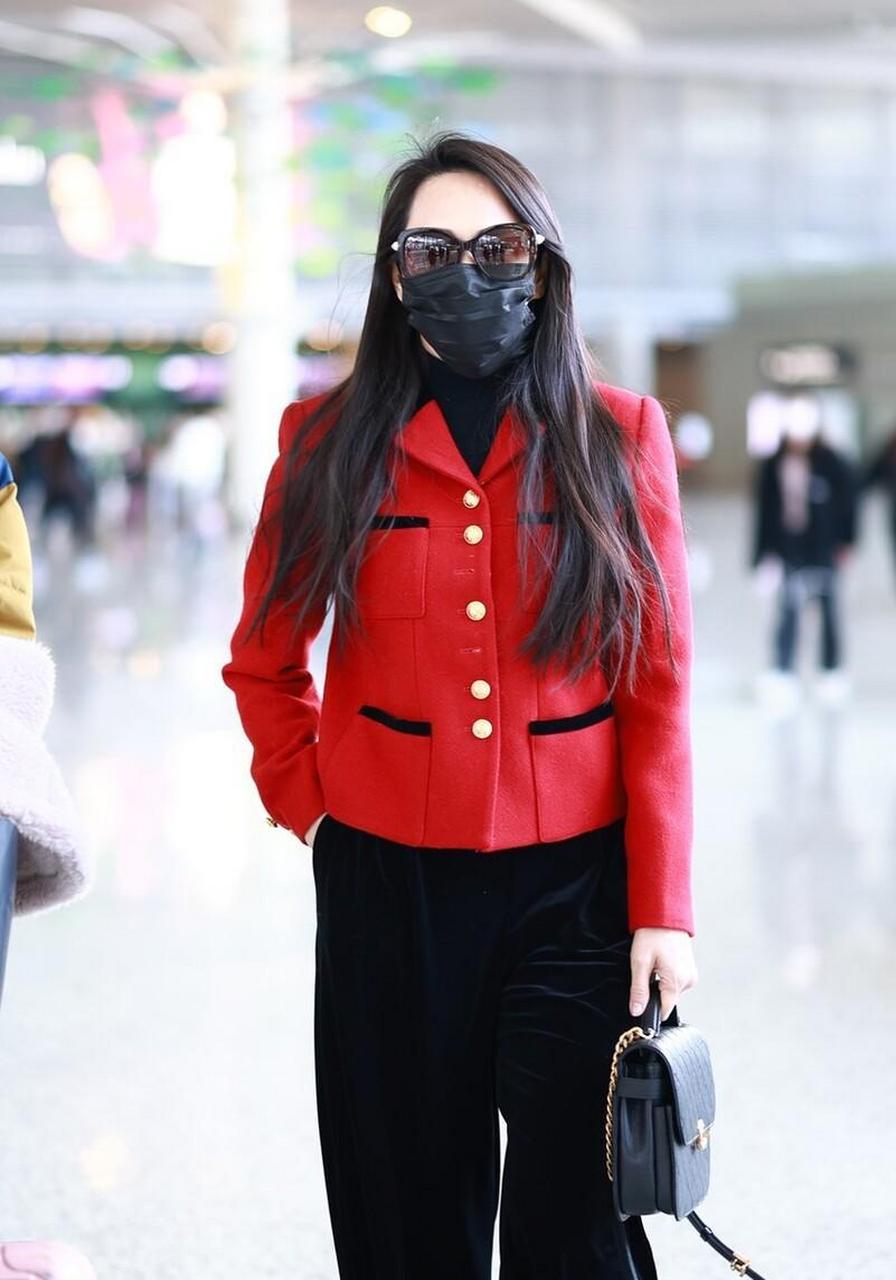 伊能静机场街拍 红色毛呢夹克 丝绒阔腿裤 墨镜精致摩登