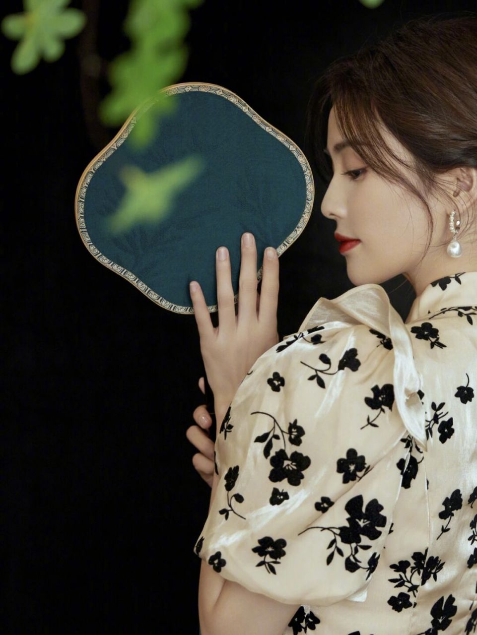 白鹿同款一眼种草了 这身国潮穿搭白梦妍的国潮旗袍, 加上这个发型太