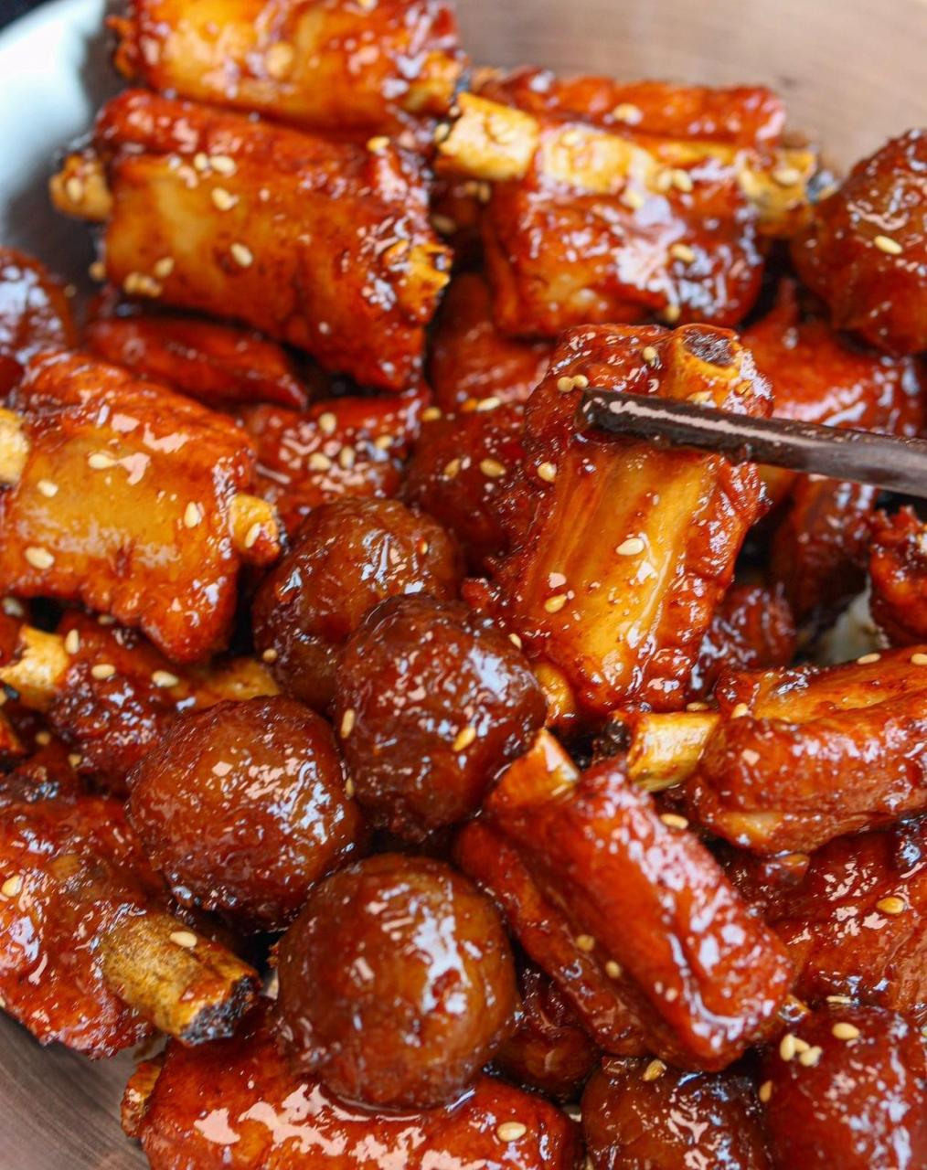 这样做的话梅排骨也忒是那个了! ?准备食材 排骨话梅 ?做法步骤 1?