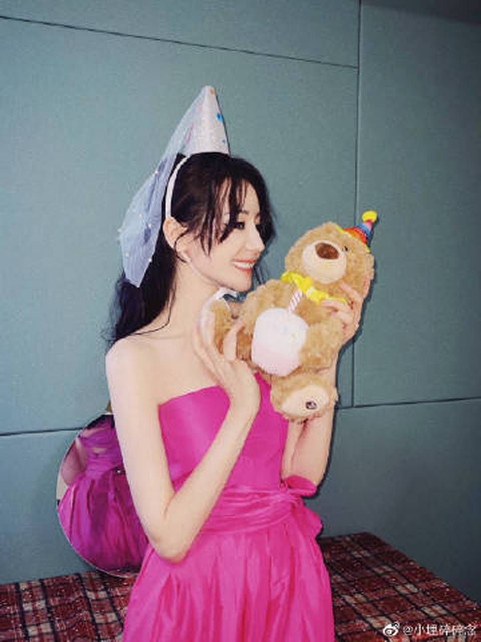 迪丽热巴,巴巴发布最新物料 蓝色挑染梦回关小迪耶~ #迪丽热巴